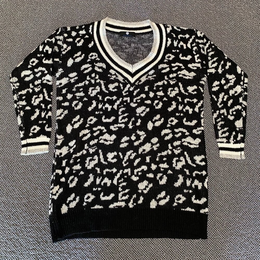 Nino Balcutti leopard knit V-neck sweater (New without Tags!)